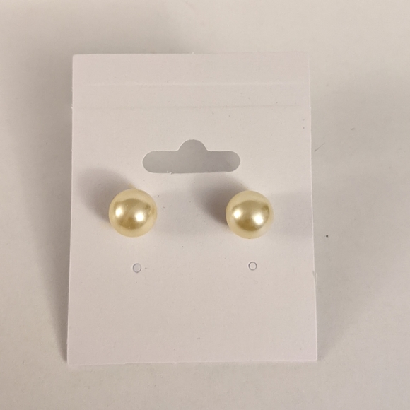 Imitation pearl earring studs - Picture 1 of 2